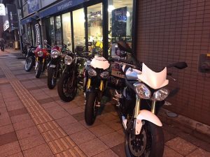 店頭にバイクが並んでいるバイク店