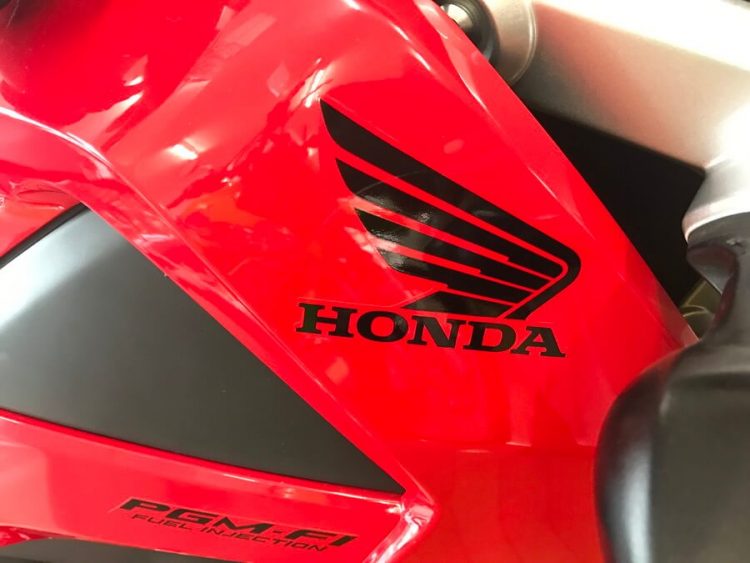 ホンダの赤のバイク