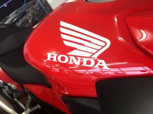 赤いバイクのHONDAエンブレム