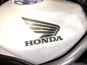 白いバイクのHONDAエンブレム