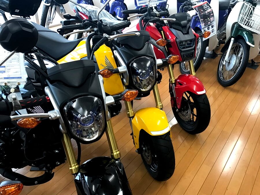 店頭に置かれている3台のバイク