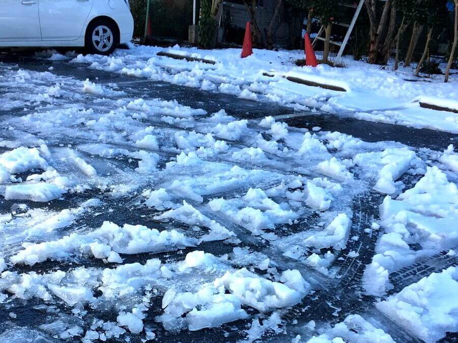 タイヤの跡がついた雪道