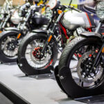 並んで停められている黒いバイク