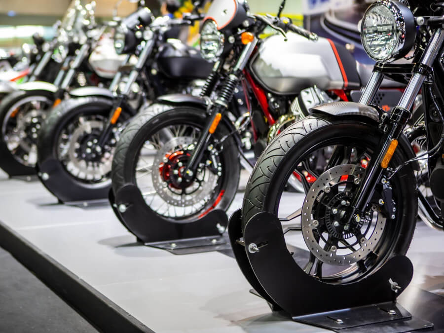 並んで停められている黒いバイク