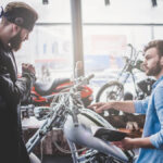 バイクの買取査定を依頼するライダー