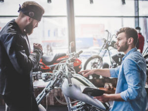 バイクの買取査定を依頼するライダー